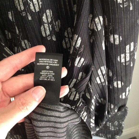 NWOT Alice & Olivia Sheila Split Neck Silky Ribbed Print Smock Sleeve Blouse - Picture 4 of 6